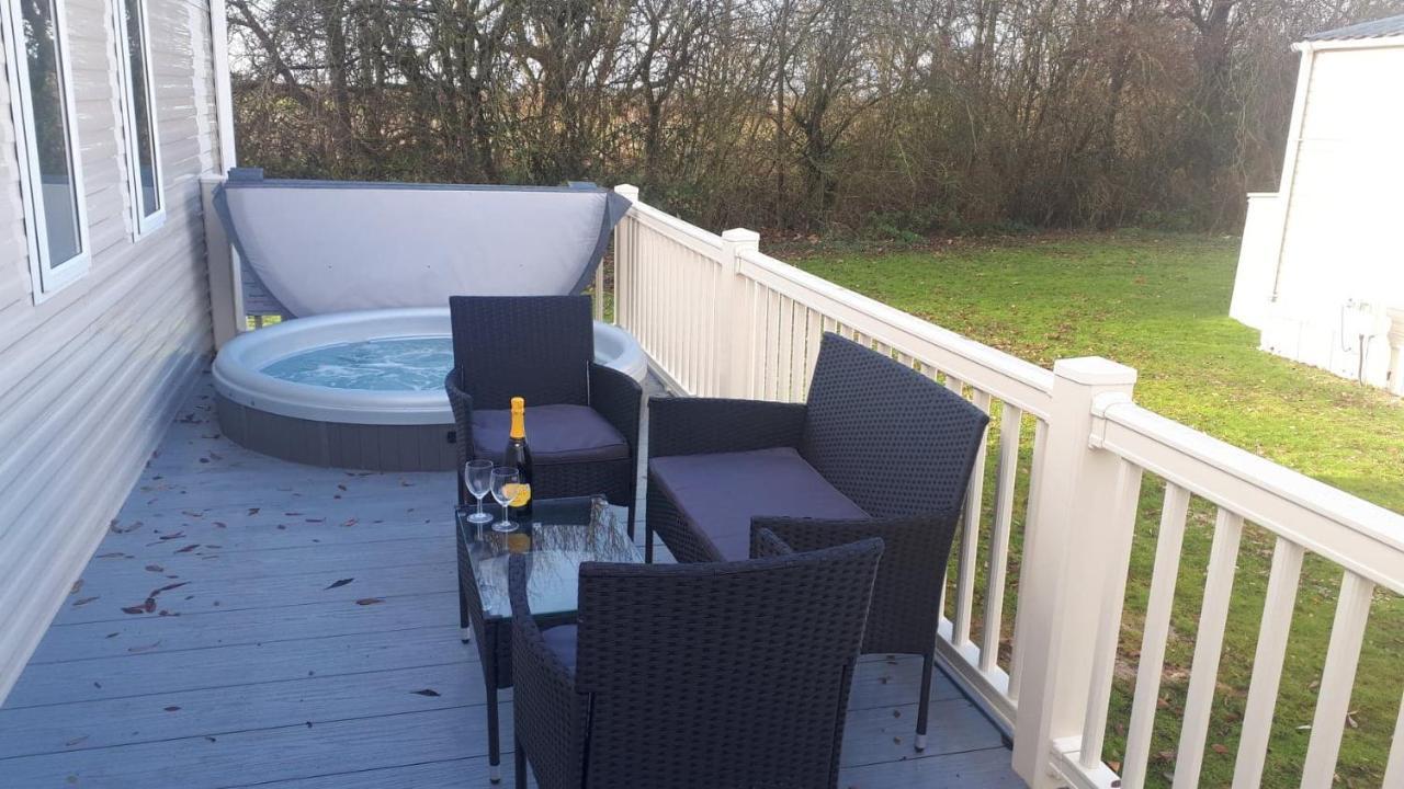 Ksr Hot Tub Holiday Home At Tattershall Lakes Εξωτερικό φωτογραφία